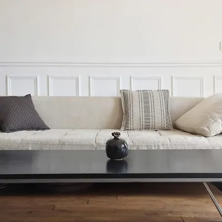 Beautiful Parisian Apt- Buttes-Chaumont Park Apartment