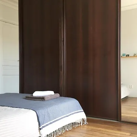 Apartment Beautiful Parisian Apt- Buttes-Chaumont Park *